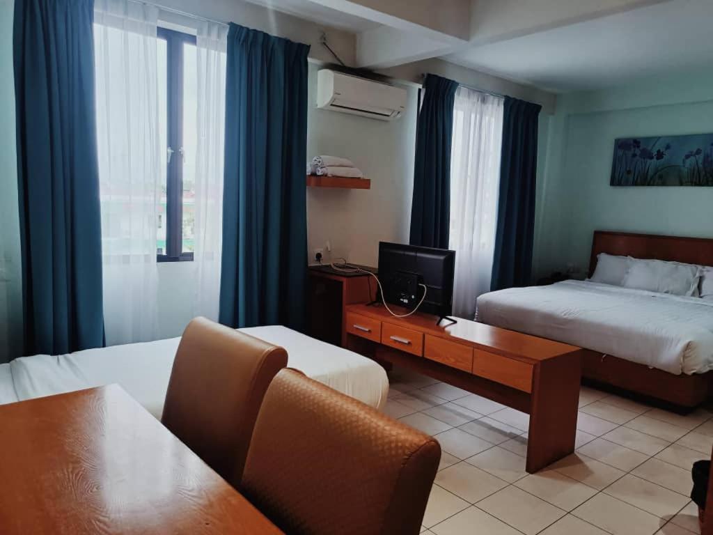 ฟราตินี โฮเต็ล Hotel ลาบวน ภายนอก รูปภาพ