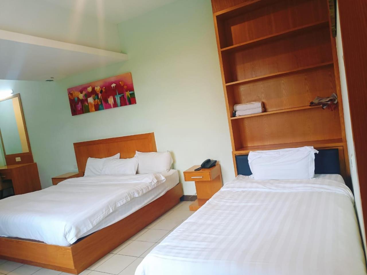 ฟราตินี โฮเต็ล Hotel ลาบวน ภายนอก รูปภาพ
