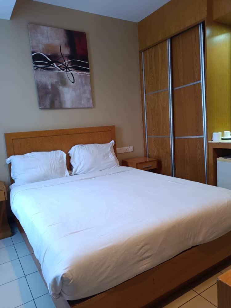 ฟราตินี โฮเต็ล Hotel ลาบวน ภายนอก รูปภาพ