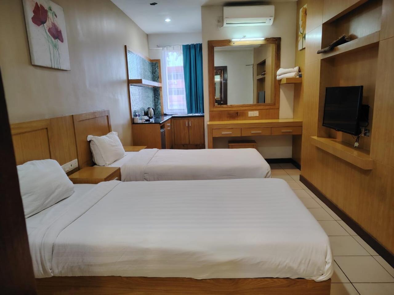 ฟราตินี โฮเต็ล Hotel ลาบวน ภายนอก รูปภาพ