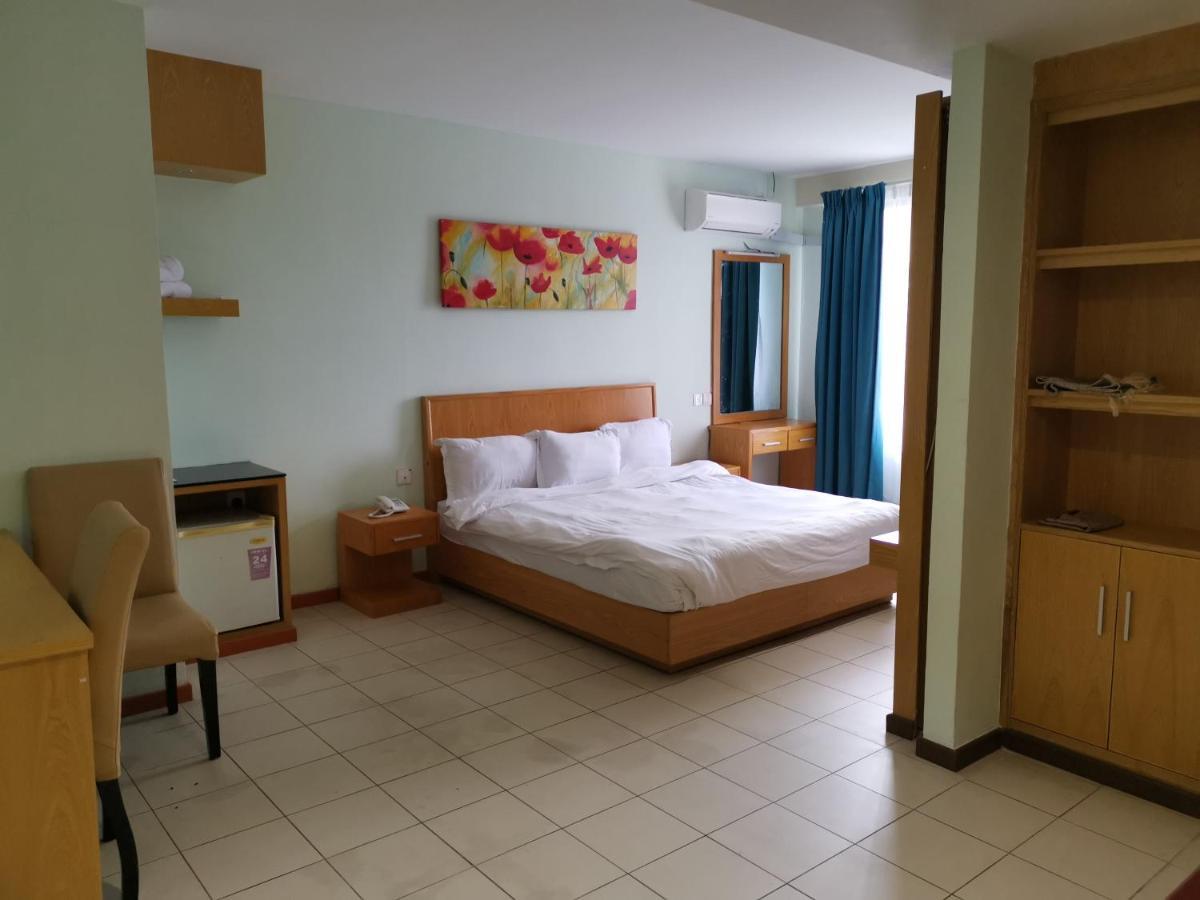 ฟราตินี โฮเต็ล Hotel ลาบวน ภายนอก รูปภาพ