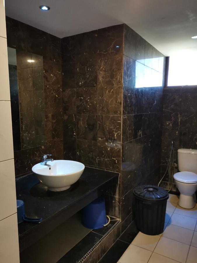 ฟราตินี โฮเต็ล Hotel ลาบวน ภายนอก รูปภาพ